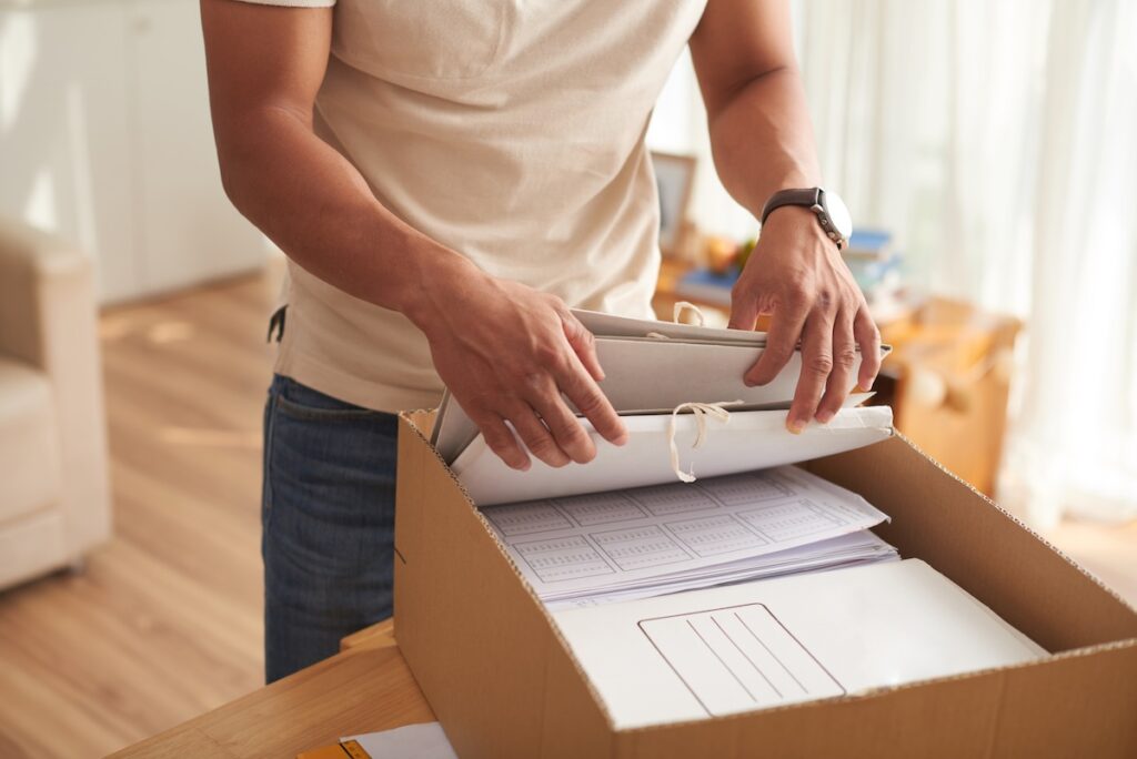 Closeup portrait of young man sorting financial documents in paper folders at home SSUCv3H4sIAAAAAAAEAJ2Sy27DIBBF95X6DxbrIJlgg+lXdF9lwcsOqm0iwKmqyP9e8COhUVfd+Z7xHS7M3F5figII7o0Eb8UtqahN308+OB6MHSMuDxvXygTrDO8TTGxeKsAHHiavfWqxIcmD7uK/K9z8+zkfqy72wlKMjlgC4JAxP4mF7Wg+/Nu5fpz2q/BOj/L7kS2i1gbbG57nixSVpMH3Nqf7GUA5zQcfzKCfHaj+FQUh+qTJX/2E6Xyw8vNyjjmeWr5re+n1w7V+zNkInO41X0ewGQFSitOWIYh5RWFFGg0FUQzWraAKK9Wysl5ariHA51fQbsiHeDVK20zzSRmbzfNqJe+TAWdJLs5IM3aZzYazdvluxOWyQwZGG5bk2wiBisuTJMKoQowyxBpMKalYA/aFiw9lVJ7VqORo+LGUWGJYUnWEFWpaKKSQsCYEx2eojni58/wDd14SEfgCAAA=