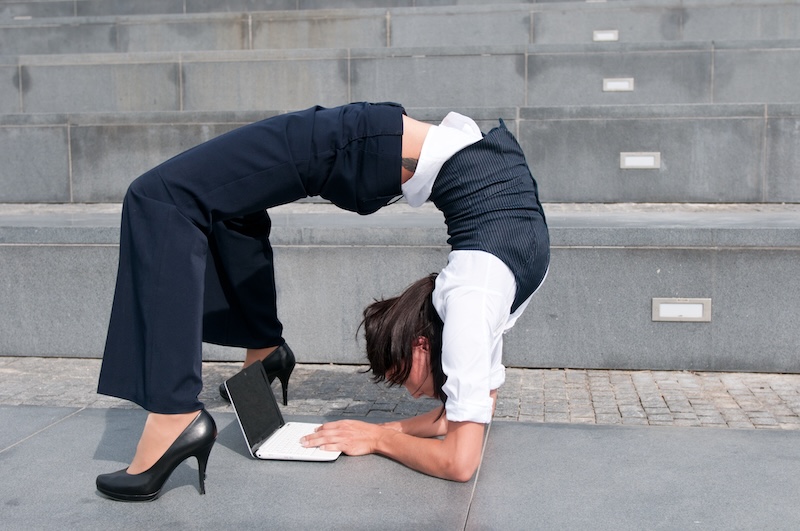 Flexible business - woman with laptop for pot trusts