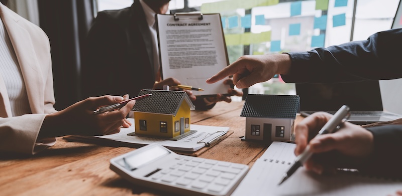Entrepreneurs, business owners, accountants and real estate agents. Presenting village projects Budget calculation Insurance for buying a home Financial risks to customers and investors.